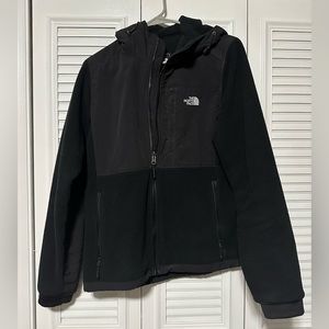 Women’s north face Denali zip up jacket with hood. Size medium.